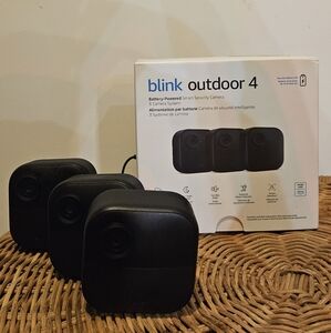 Blink Outdoor 4 (newest model), Wireless smart security camera, 3 camrea pack